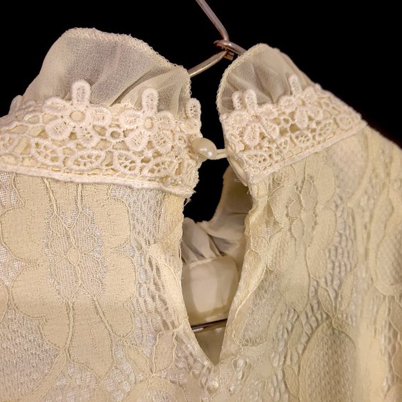 Vintage-Inspired White Lace Blouse, High ruffled neckline with bow and brooch - Picture 3 of 6